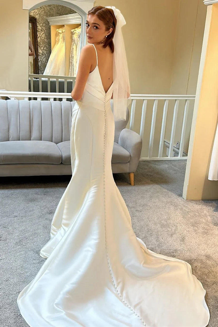 Vestido de novia largo de corte trompeta con espalda descubierta y tirantes finos y cola